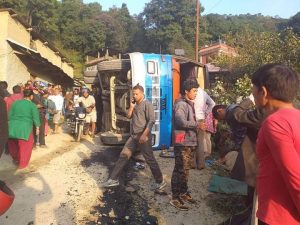 काठमाडौंको साँखुमा बस दुर्घटना ३ जनाको मृत्यु, ५० जना भन्दा बढी घाइते