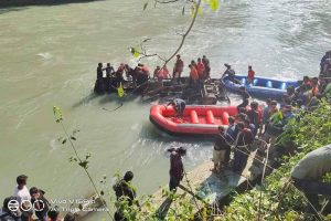 दोलखाबाट काठमाण्डौ आउदै गरेको बस सुनकोशीमा खस्यो