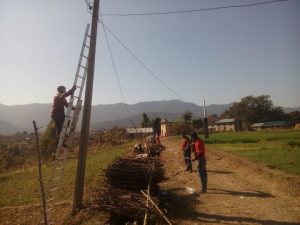 पत्रकार कुसारीको प्राबिधिक सहयोगमा बिधुत तार बिस्तार